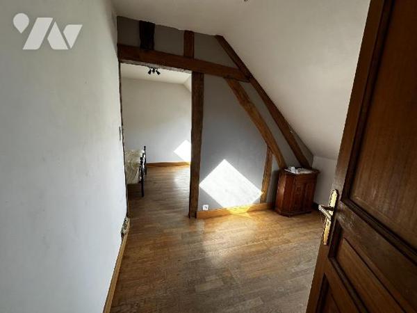 Longère comprenant au rez-de-chaussée une entrée sur salon avec cheminée insert, salle à manger...