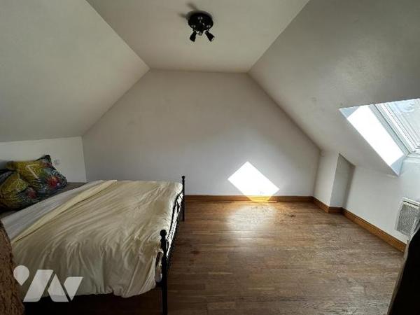 Longère comprenant au rez-de-chaussée une entrée sur salon avec cheminée insert, salle à manger...