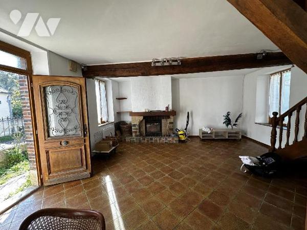 Longère comprenant au rez-de-chaussée une entrée sur salon avec cheminée insert, salle à manger...