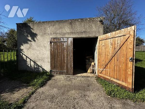 Longère comprenant au rez-de-chaussée une entrée sur salon avec cheminée insert, salle à manger...