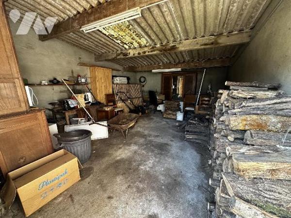 Longère comprenant au rez-de-chaussée une entrée sur salon avec cheminée insert, salle à manger...