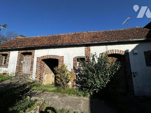 Longère comprenant au rez-de-chaussée une entrée sur salon avec cheminée insert, salle à manger...