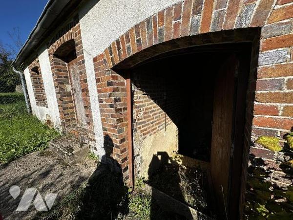 Longère comprenant au rez-de-chaussée une entrée sur salon avec cheminée insert, salle à manger...