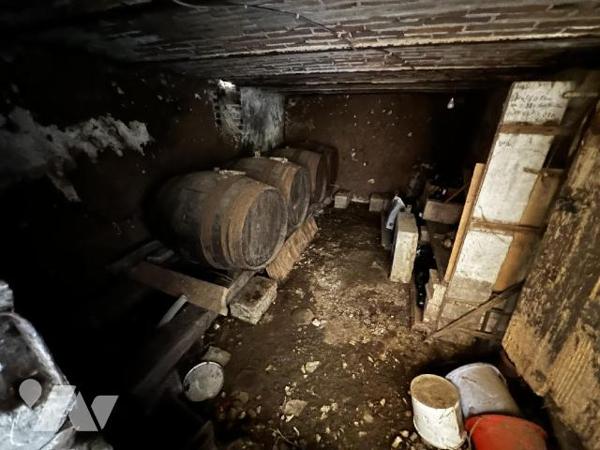Longère comprenant au rez-de-chaussée une entrée sur salon avec cheminée insert, salle à manger...