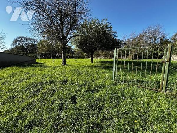 Longère comprenant au rez-de-chaussée une entrée sur salon avec cheminée insert, salle à manger...