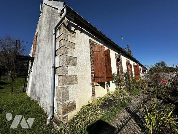 Longère comprenant au rez-de-chaussée une entrée sur salon avec cheminée insert, salle à manger...