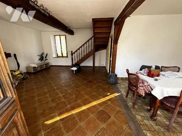 Longère comprenant au rez-de-chaussée une entrée sur salon avec cheminée insert, salle à manger...