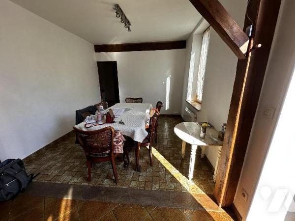 Longère comprenant au rez-de-chaussée une entrée sur salon avec cheminée insert, salle à manger...