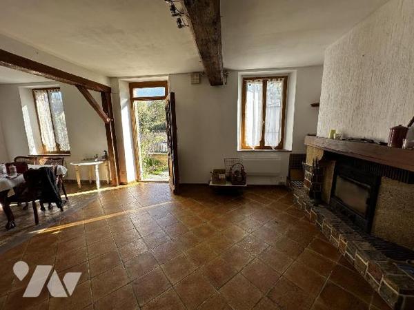 Longère comprenant au rez-de-chaussée une entrée sur salon avec cheminée insert, salle à manger...