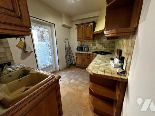 Longère comprenant au rez-de-chaussée une entrée sur salon avec cheminée insert, salle à manger...