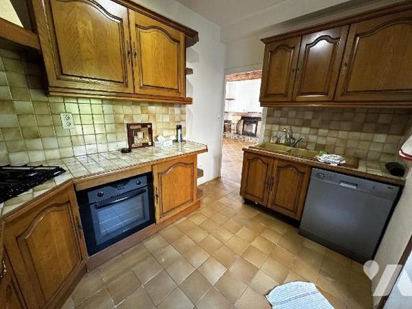 Longère comprenant au rez-de-chaussée une entrée sur salon avec cheminée insert, salle à manger...