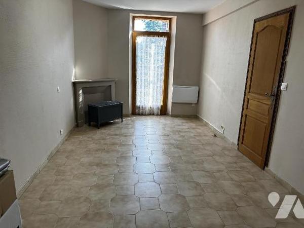 Longère comprenant au rez-de-chaussée une entrée sur salon avec cheminée insert, salle à manger...