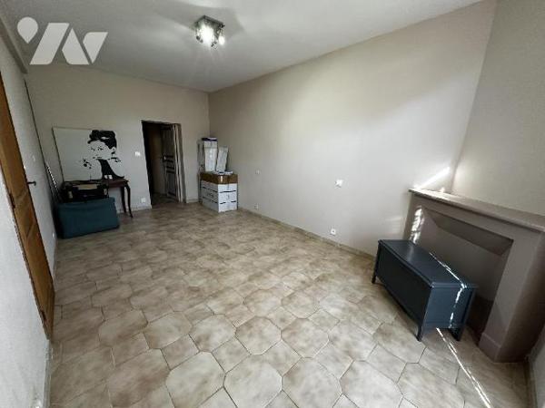 Longère comprenant au rez-de-chaussée une entrée sur salon avec cheminée insert, salle à manger...