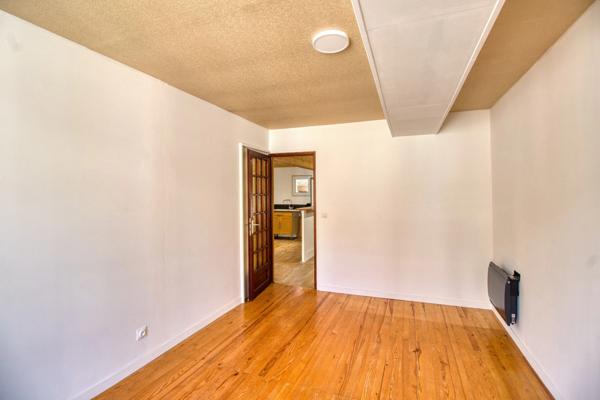 Dernier étage, T3 atypique avec extérieur – Voiron centre, à 5 min de la gare