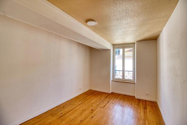 Dernier étage, T3 atypique avec extérieur – Voiron centre, à 5 min de la gare