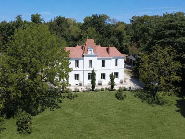 Élégant manoir avec maison d'amis, 11 hectares et vue panoramique