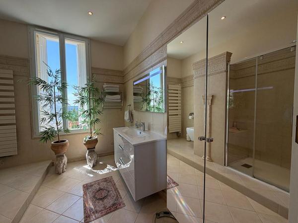 Élégant manoir avec maison d'amis, 11 hectares et vue panoramique