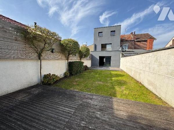 Belle prestation pour cette maison de 155 m² sur trois niveaux, exposée sud, située dans un qua...