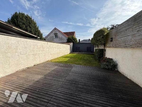 Belle prestation pour cette maison de 155 m² sur trois niveaux, exposée sud, située dans un qua...