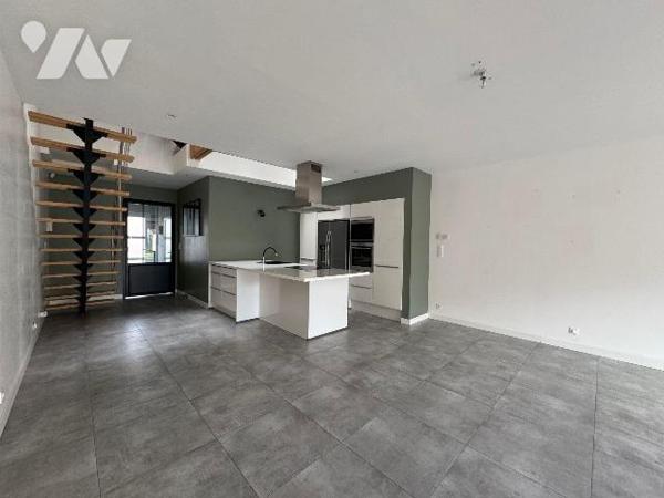 Belle prestation pour cette maison de 155 m² sur trois niveaux, exposée sud, située dans un qua...
