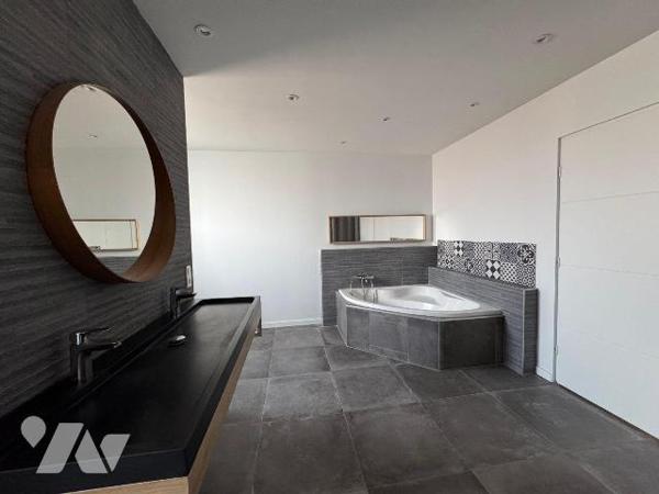 Belle prestation pour cette maison de 155 m² sur trois niveaux, exposée sud, située dans un qua...