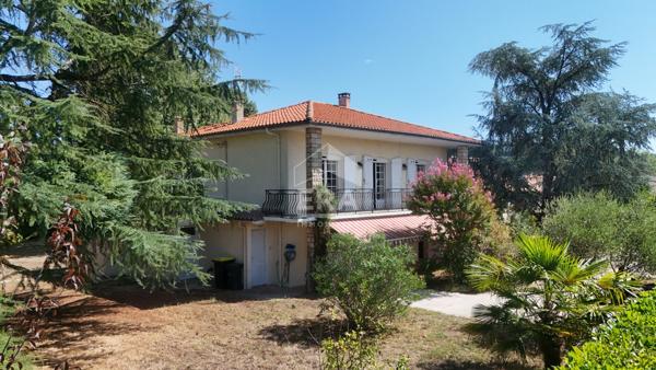Propriété familiale avec ascenseur, piscine et maison d'invités