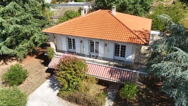 Propriété familiale avec ascenseur, piscine et maison d'invités