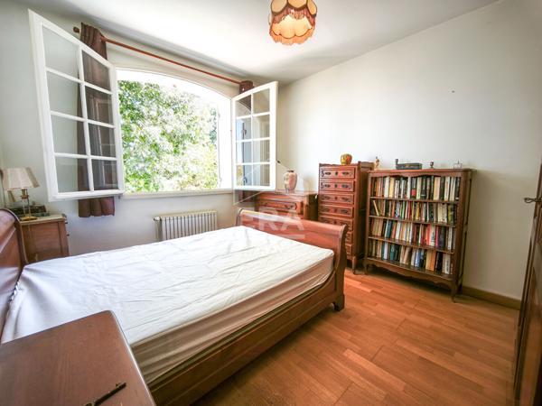Propriété familiale avec ascenseur, piscine et maison d'invités