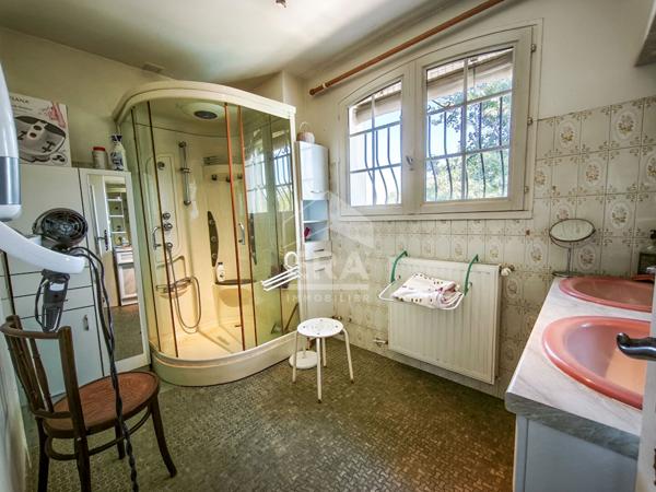 Propriété familiale avec ascenseur, piscine et maison d'invités