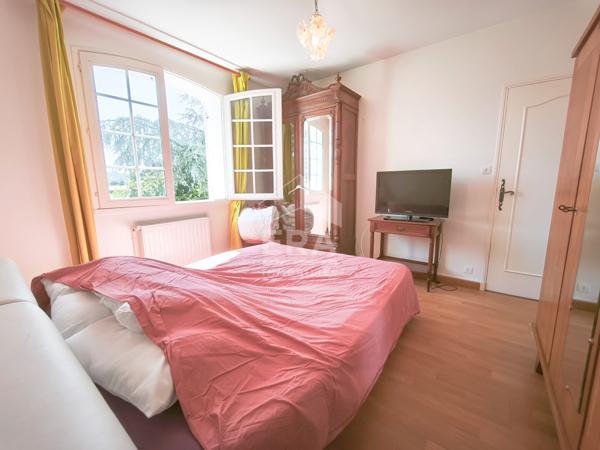 Propriété familiale avec ascenseur, piscine et maison d'invités
