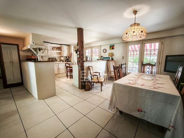 Propriété familiale avec ascenseur, piscine et maison d'invités