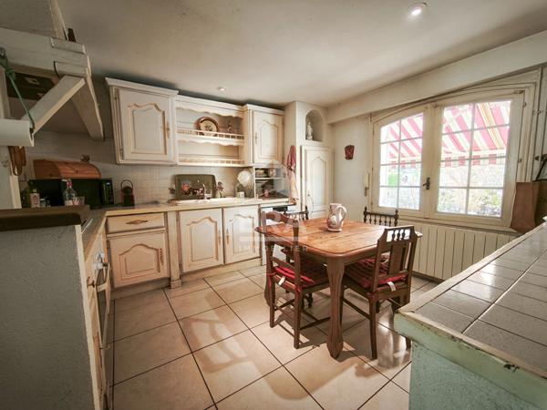 Propriété familiale avec ascenseur, piscine et maison d'invités
