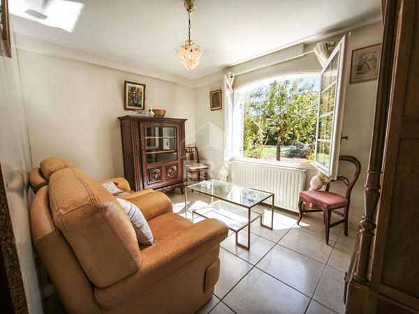 Propriété familiale avec ascenseur, piscine et maison d'invités