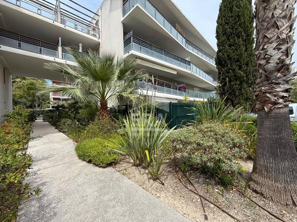 A VENDRE 13600 LA CIOTAT APPARTEMENT T3 DE 65M² EN REZ DE JARDIN AVEC TERRASSE  DEUX PLACES DE PARKING