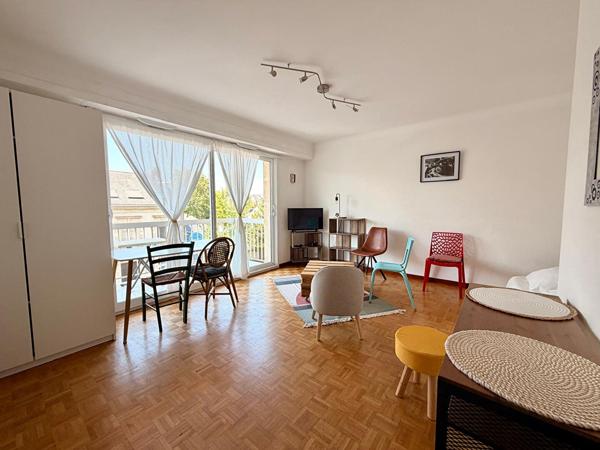SAINT FELIX -  Au coeur d'un quartier agréable, spacieux T1Bis meublé. Ascenseur, balcon, cave et parking en sous-sol.