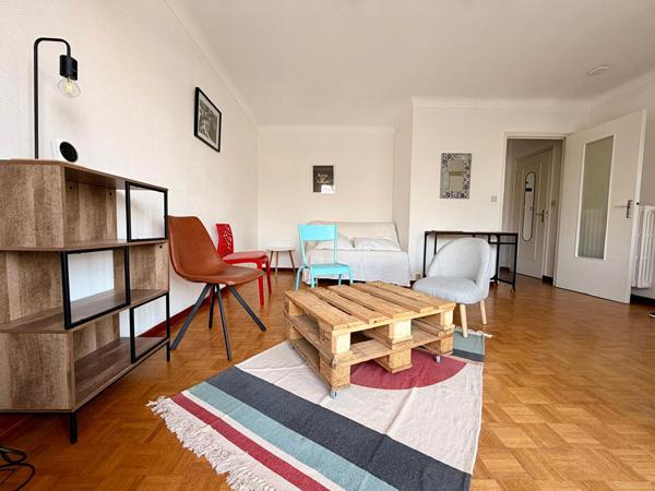 SAINT FELIX -  Au coeur d'un quartier agréable, spacieux T1Bis meublé. Ascenseur, balcon, cave et parking en sous-sol.