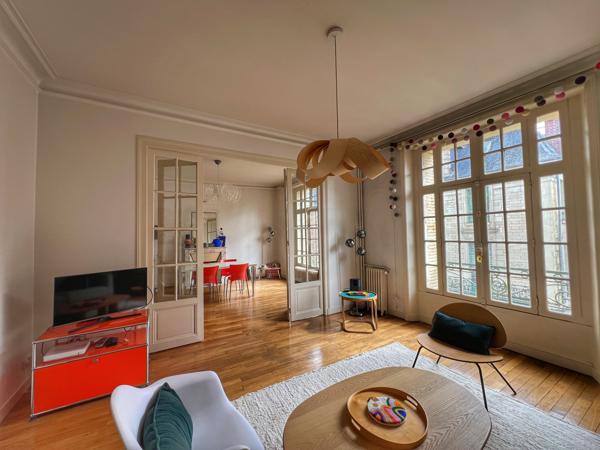 Appartement de caractère avec 3 chambres, cheminée et cuisine neuve à deux pas de la place Hoche