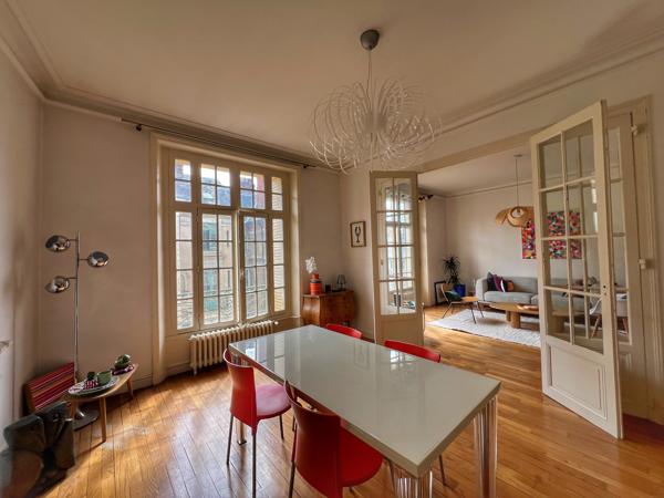 Appartement de caractère avec 3 chambres, cheminée et cuisine neuve à deux pas de la place Hoche