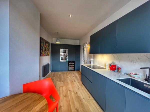 Appartement de caractère avec 3 chambres, cheminée et cuisine neuve à deux pas de la place Hoche