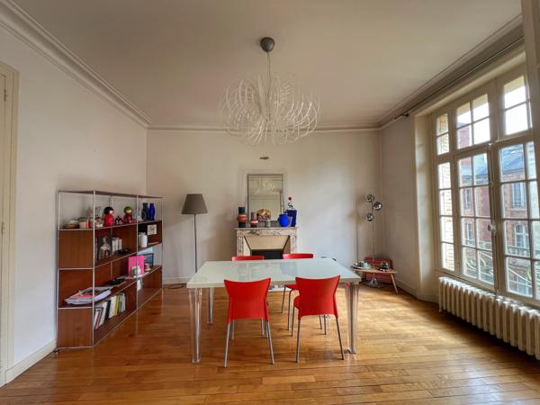 Appartement de caractère avec 3 chambres, cheminée et cuisine neuve à deux pas de la place Hoche