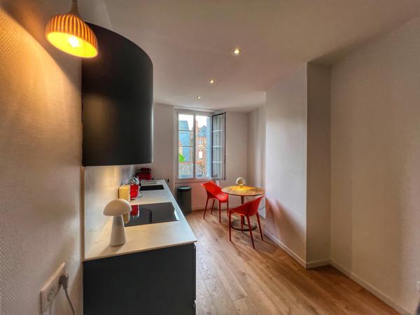 Appartement de caractère avec 3 chambres, cheminée et cuisine neuve à deux pas de la place Hoche
