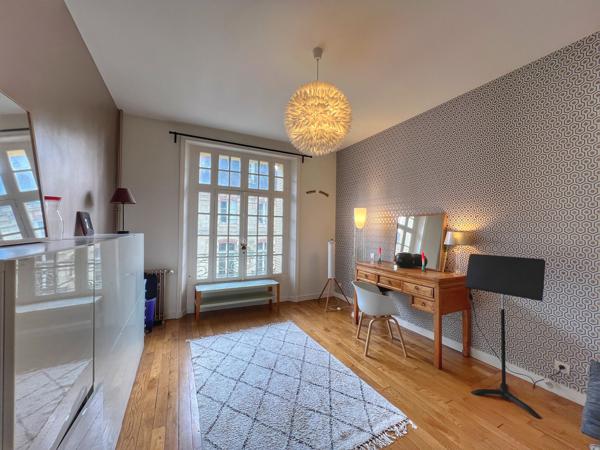 Appartement de caractère avec 3 chambres, cheminée et cuisine neuve à deux pas de la place Hoche