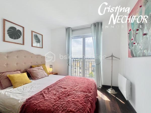 Au cœur du secteur recherché de VAL D’EUROPE, découvrez ce bel appartement 3 pièces situé au dernier étage d’une résidence sécurisée avec ascenseur, à seulement 2 minutes à pied du RER A et des lignes de bus.

Un emplacement exceptionnel offrant un cadre de vie privilégié, à proximité immédiate de toutes les commodités : centre commercial Val d’Europe, Vallée Village, restaurants, cinéma, pharmacies, boulangeries, écoles et crèches. Disneyland Paris se trouve à 20 minutes à pied.

Cet appartement très lumineux bénéficie d’une exposition sud-ouest, offrant une belle luminosité tout au long de la journée ainsi qu’une vue dégagée depuis son balcon, véritable espace extérieur pour profiter de moments de détente.

Il se compose d’une entrée, d’un espace de vie lumineux et agréable avec cuisine américaine aménagée et équipée, de deux chambres dont une avec placard intégré, d’une salle d’eau, de WC séparés ainsi que d’un espace débarras idéal pour créer un dressing, un espace de rangement supplémentaire ou un coin pratique du quotidien.

Son dernier étage, son exposition privilégiée et son emplacement stratégique font de ce bien une opportunité rare au sein d’un secteur très recherché.

Idéal pour une résidence principale, un premier achat ou un investissement dans un secteur à forte demande, cet appartement réunit tous les atouts : emplacement, luminosité, confort et proximité des transports.

Un bien rare à VAL D’EUROPE… À vos agendas pour une visite !