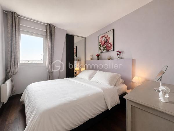 Au cœur du secteur recherché de VAL D’EUROPE, découvrez ce bel appartement 3 pièces situé au dernier étage d’une résidence sécurisée avec ascenseur, à seulement 2 minutes à pied du RER A et des lignes de bus.

Un emplacement exceptionnel offrant un cadre de vie privilégié, à proximité immédiate de toutes les commodités : centre commercial Val d’Europe, Vallée Village, restaurants, cinéma, pharmacies, boulangeries, écoles et crèches. Disneyland Paris se trouve à 20 minutes à pied.

Cet appartement très lumineux bénéficie d’une exposition sud-ouest, offrant une belle luminosité tout au long de la journée ainsi qu’une vue dégagée depuis son balcon, véritable espace extérieur pour profiter de moments de détente.

Il se compose d’une entrée, d’un espace de vie lumineux et agréable avec cuisine américaine aménagée et équipée, de deux chambres dont une avec placard intégré, d’une salle d’eau, de WC séparés ainsi que d’un espace débarras idéal pour créer un dressing, un espace de rangement supplémentaire ou un coin pratique du quotidien.

Son dernier étage, son exposition privilégiée et son emplacement stratégique font de ce bien une opportunité rare au sein d’un secteur très recherché.

Idéal pour une résidence principale, un premier achat ou un investissement dans un secteur à forte demande, cet appartement réunit tous les atouts : emplacement, luminosité, confort et proximité des transports.

Un bien rare à VAL D’EUROPE… À vos agendas pour une visite !