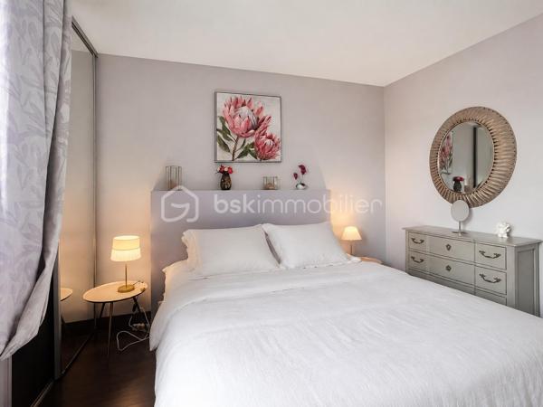 Au cœur du secteur recherché de VAL D’EUROPE, découvrez ce bel appartement 3 pièces situé au dernier étage d’une résidence sécurisée avec ascenseur, à seulement 2 minutes à pied du RER A et des lignes de bus.

Un emplacement exceptionnel offrant un cadre de vie privilégié, à proximité immédiate de toutes les commodités : centre commercial Val d’Europe, Vallée Village, restaurants, cinéma, pharmacies, boulangeries, écoles et crèches. Disneyland Paris se trouve à 20 minutes à pied.

Cet appartement très lumineux bénéficie d’une exposition sud-ouest, offrant une belle luminosité tout au long de la journée ainsi qu’une vue dégagée depuis son balcon, véritable espace extérieur pour profiter de moments de détente.

Il se compose d’une entrée, d’un espace de vie lumineux et agréable avec cuisine américaine aménagée et équipée, de deux chambres dont une avec placard intégré, d’une salle d’eau, de WC séparés ainsi que d’un espace débarras idéal pour créer un dressing, un espace de rangement supplémentaire ou un coin pratique du quotidien.

Son dernier étage, son exposition privilégiée et son emplacement stratégique font de ce bien une opportunité rare au sein d’un secteur très recherché.

Idéal pour une résidence principale, un premier achat ou un investissement dans un secteur à forte demande, cet appartement réunit tous les atouts : emplacement, luminosité, confort et proximité des transports.

Un bien rare à VAL D’EUROPE… À vos agendas pour une visite !