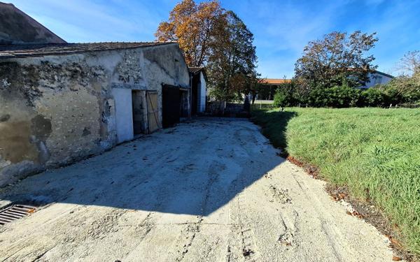 Maison à vendre    1 pièce •  Médis