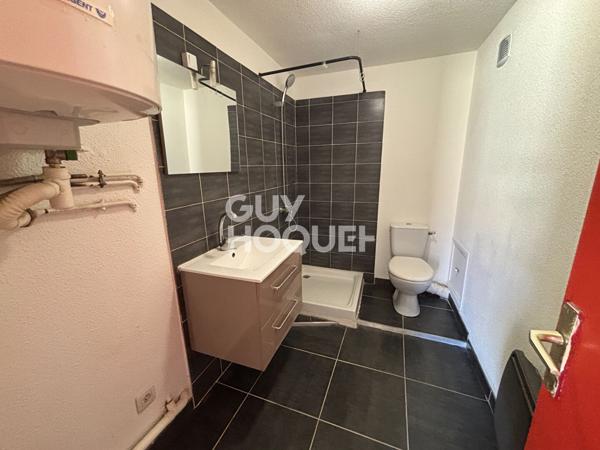 Appartement T1 à louer au dernier étage à Aubenas - Centre Ville