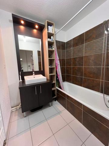 Appartement à vendre    2 pièces • 42 m2 Roquettes