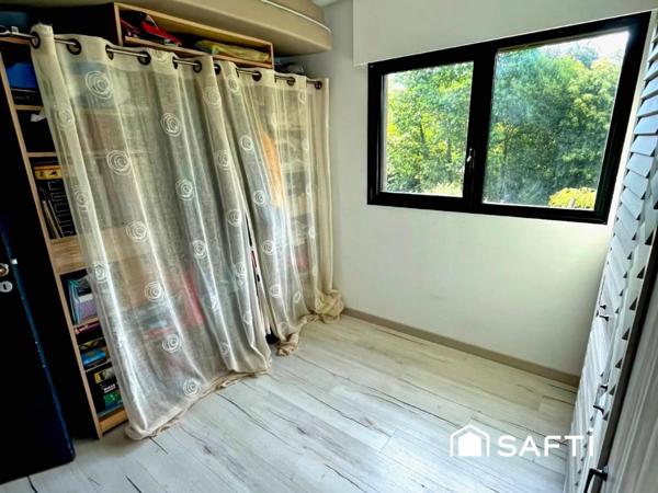 Moderne, éco-performante, terrain 3000 m² arboré