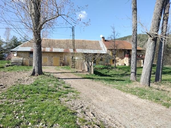 Maison ancienne de 178m² sur 159884m² de terrain